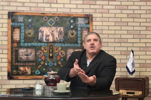 من چه کسی باشم که جلوی مردم چرتکه بیندازم؟